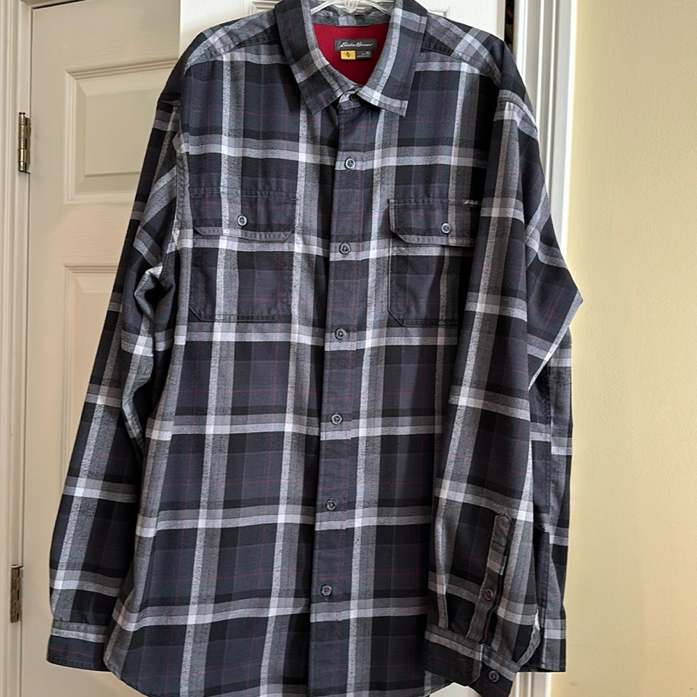 Men’s Eddie Bauer Black Gray Plaid Flannel ish Button Up Size XL with Red Accent